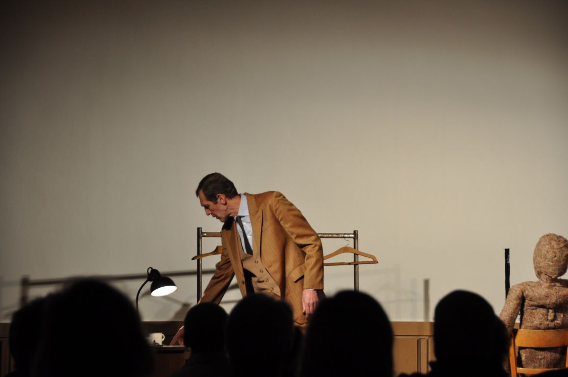 Michael Grunert mit "Schlachter-Tango" im Burgsaal der Wewelsburg